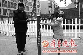 ����һ��(g��)�L(f��ng)�p��ˬ���峿,�P�߁���λ���������鲩С�^(q��)�Ľ���·���V��,�@���Ѿۼ��˲��ف�呟������������е��ڴ�@���е��ډ���,�mȻ�д�������,�ԳʬF(xi��n)��һ�����C(j��)��Ȼ�ğ��[����